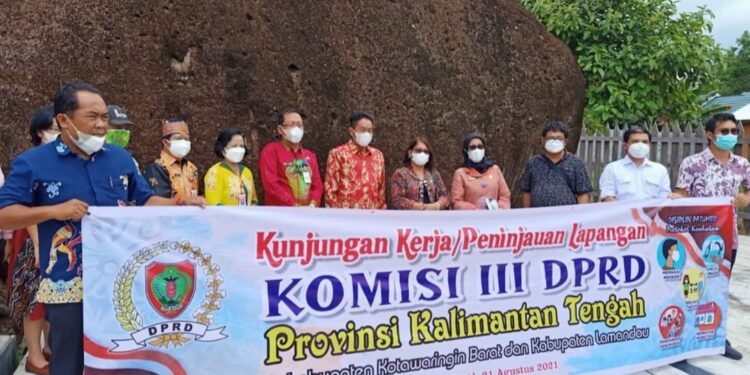 Pemkab Lamndau yang diwakili oleh Asisten I Drs Loderman fhoto bersama dengan rombongan komisi III DPRD Kalteng dalam rangka kunker di Lamandau, Jumat (20/8/2021)