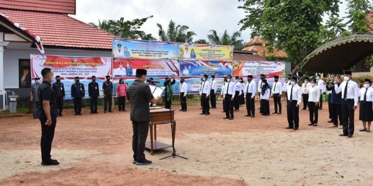 Bupati Kabupaten Lamandau H Hendra Lesmana saat melantik tujuh pengurus BPD di halaman kantor Kecamatan Menthobi Raya, kemarin.