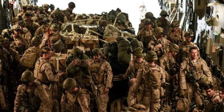 Pesawat transport berat C-17 Globemaster AS dari Pangkalan Angkatan Udara McGuire membawa Marinir AS ke Afghanistan dari Pangkalan Udara Ali Al Salem, Kuwait, Rabu (18/8/2021). Gambar diambil 18 Agustus 2021. (ANT/HO via REUTERS/US Air Force)