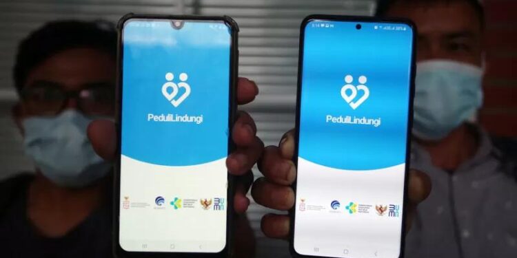Calon penumpang pesawat menunjukan aplikasi PeduliLindungi yang ada di telepon genggamnya di Bandara Soekarno Hatta, Tangerang, Banten, Senin (2/8/2021). (MASAPNEWS/ANT FOTO)