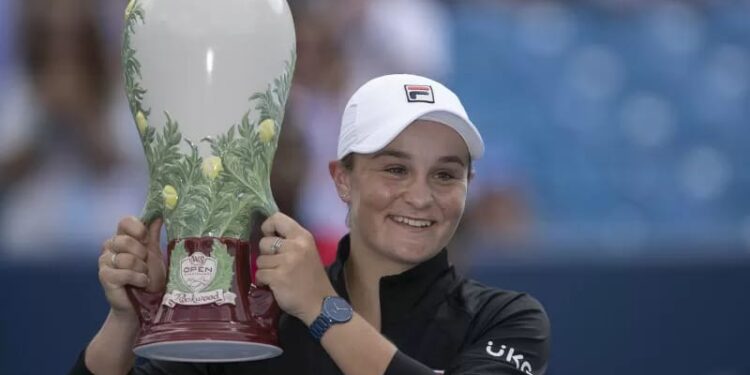 Ashleigh Barty berpose bersama Piala Rookwood setelah menaklukkan Jil Teichmann dalam final Western and Southern Open di Lindner Family Tennis Center di Mason, Ohio, Amerika Serikat, 22 Agustus 2021. (REUTERS/USA TODAY Sports/Susan Mullane)