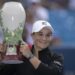 Ashleigh Barty berpose bersama Piala Rookwood setelah menaklukkan Jil Teichmann dalam final Western and Southern Open di Lindner Family Tennis Center di Mason, Ohio, Amerika Serikat, 22 Agustus 2021. (REUTERS/USA TODAY Sports/Susan Mullane)
