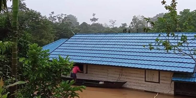 Kondisi banjir di Kelurahan Tumbang Marikoi, Kecamatan Damang Batu, Senin pagi (23/8/2021). (IST)