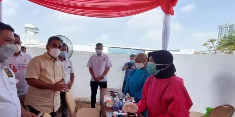 Sekretaris Jenderal DPP Partai Gerindra Ahmad Muzani (baju cokelat) saat meninjau pelaksanaan vaksinasi COVID-19 di Banten, Sabtu (14/8). (ANT/HO-Partai Gerindra)