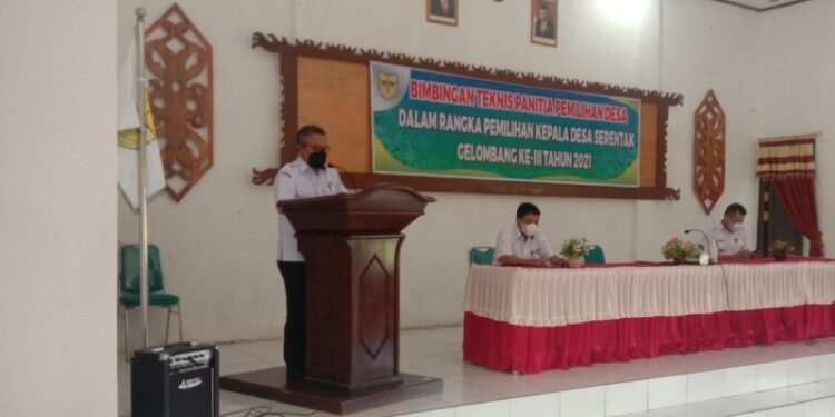 Suasana bimtek kepada panitia tingkat desa untuk pelaksanaan Pilkades Serentak Gelombang III Kabupaten Gumas, di aula kantor Kecamatan Tewah, baru-baru ini. (Foto : DPMD Kabupaten Gumas)