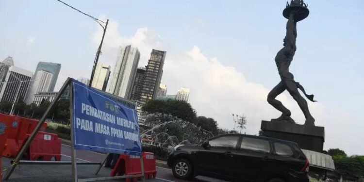 Dokumentasi - Kendaraan melintasi titik penyekatan PPKM di Jalan Jenderal Sudirman, Jakarta, Senin (9/8/2021). (ANT FOTO/Akbar Nugroho Gumay/wsj)
