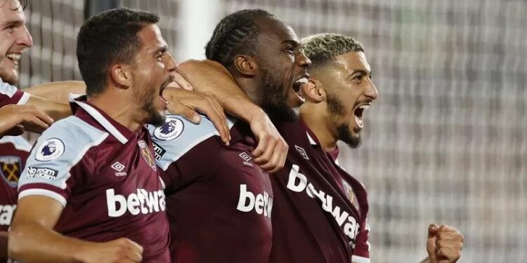 Penyerang West Ham United Michail Antonio (kedua kanan) melakukan selebrasi bersama rekan-rekannya seusai mencetak gol ke gawang Leicester City dalam lanjutan Liga Inggris di Stadion Olimpiade, London, Inggris, Senin (23/8/2021) waktu setempat. (ANT/REUTERS/ACTION IMAGES/John Sibley)
