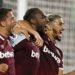 Penyerang West Ham United Michail Antonio (kedua kanan) melakukan selebrasi bersama rekan-rekannya seusai mencetak gol ke gawang Leicester City dalam lanjutan Liga Inggris di Stadion Olimpiade, London, Inggris, Senin (23/8/2021) waktu setempat. (ANT/REUTERS/ACTION IMAGES/John Sibley)