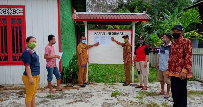 Panitia Pemilihan Desa Teluk Kanduri memasang pengumuman terkait Pilkades di papan informasi di desa setempat, Selasa (24/8/2021). (Foto : Panitia Pemilihan Desa Teluk Kanduri)