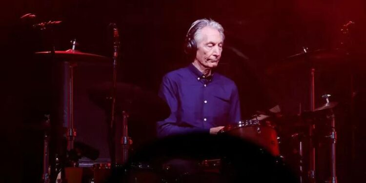 Charlie Watts dari Rolling Stones tampil selama konser tur Eropa "No Filter" mereka di stadion U Arena di Nanterre dekat Paris, Prancis, 19 Oktober 2017. (ANT/REUTERS/Charles Platiau)