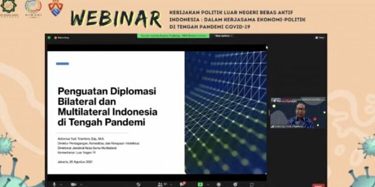 Direktur Perdagangan, Komoditas, dan Kekayaan Intelektual Kementerian Luar Negeri RI Antonius Yudi Triantoro memberi paparan dalam seminar bertajuk “Kebijakan Politik Luar Negeri Bebas Aktif Indonesia: Dalam Kerja Sama Ekonomi-Politik di Tengah Pandemi COVID-19” yang diselenggarakan secara daring, Rabu. (25/8/2021). (MASAPNEWS/ANT/Tangkapan layar)
