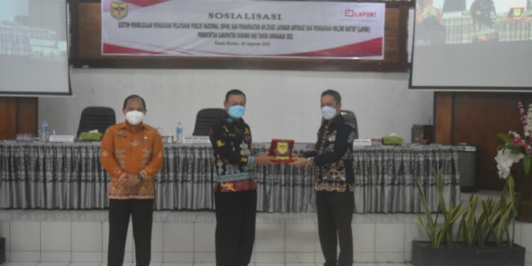 Sekda Gumas Yansiterson (tengah) didampingi Kepala Diskominfosantik Gumas Ruby Haris (kiri) menyerahkan cenderamata kepada narasumber, usai pembukaan sosialisasi SP4N-LAPOR! di Aula Bappedalitbang setempat, Kamis (26/8/2021). (DISKOMINFOSANTIK Gumas)