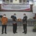 Sekda Gumas Yansiterson (tengah) didampingi Kepala Diskominfosantik Gumas Ruby Haris (kiri) menyerahkan cenderamata kepada narasumber, usai pembukaan sosialisasi SP4N-LAPOR! di Aula Bappedalitbang setempat, Kamis (26/8/2021). (DISKOMINFOSANTIK Gumas)