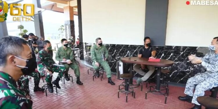 Kepala Staf TNI AD, Jenderal TNI Andika Perkasa, menerima kunjungan Atase Pertahanan Singapura, Kolonel Nicholas Lim, di Markas Besar TNI AD, di Jakarta, terkait rencana pemberian bantuan alat kesehatan untuk penanganan Covid-19 di Tanah Air. (MASAPNEWS/ANT/Tangkapan layar)