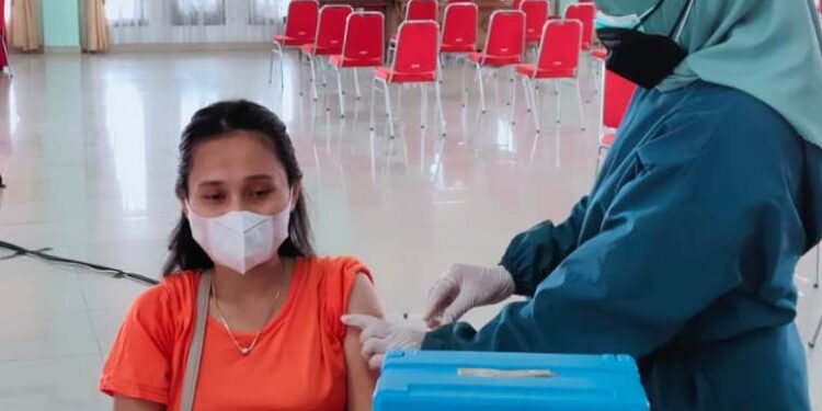 Seorang bumil mengikuti vaksinasi Covid-19, di GPU Damang Batu Kuala Kurun, Kamis (26/8/2021). (Foto : Puskesmas Tampang Tumbang Anjir)