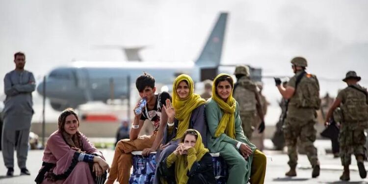 Pengungsi anak-anak menunggu penerbangan berikutnya setelah didaftarkan di Bandara Internasional Hamid Karzai, di Kabul, Afghanistan, Kamis (19/8/2021). (ANT/U.S. Marine Corps/Handout via Reuters)