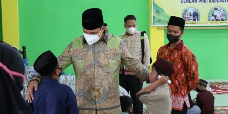 Bupati Lamandau H Hendra Lesmana saat berdiskusi dengan salah satu anak yang sudah di khitan, Rabu (26/8/2021). (MASAPNEWS/HY)