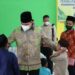 Bupati Lamandau H Hendra Lesmana saat berdiskusi dengan salah satu anak yang sudah di khitan, Rabu (26/8/2021). (MASAPNEWS/HY)