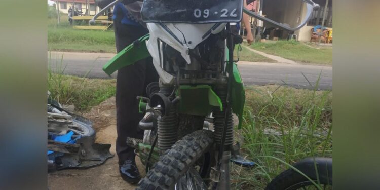 Polisi mengamankan kendaraan yang terlibat laka Jalan lintas Kuala Kurun – Palangka Raya, tepatnya di Desa Tumbang Hakau Kecamatan Kurun, Kabupaten Gunung Mas, Kamis (26/8/2021). (Foto : Polres Gumas)