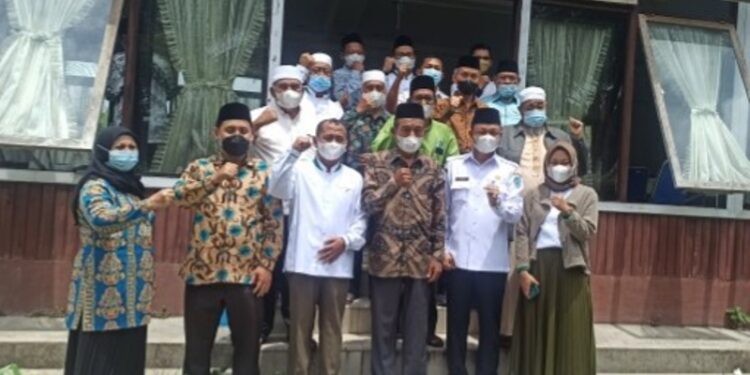 PAW Ketua Umum MUI Kabupaten Lamandau H Noor Afif berfoto bersama Wabup Riko Porwanto dan lainnya, di Nanga Bulik, Kamis (26/8/2021). (MASAPNEWS/HY)
