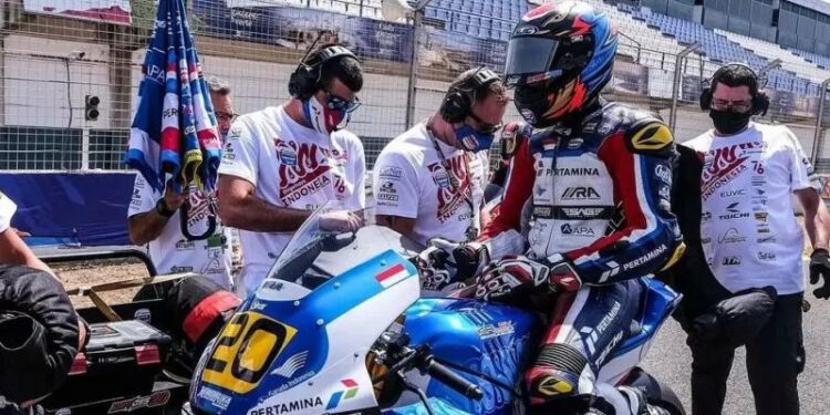 Dokumentasi - Tim Pertamina Mandalika bersama pebalap Indonesia Dimas Ekky saat turun di seri FIM CEV Moto2 di Sirkuit Jerez, Spanyol. (HO/Pertamina Mandalika SAG Team)