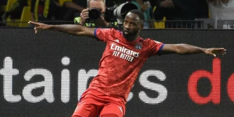 Penyerang Olympique Lyon Moussa Dembele merayakan golnya ke gawang Nantes dalam lanjutan Liga Prancis di Stadion Le Beaujoire, Nantes, Prancis, Jumat (27/8/2021) waktu setempat. (ANT/AFP/Sebastien Salom-Gomis)