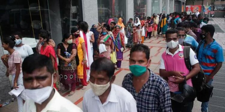 Orang-orang antre di luar pusat perbelanjaan, Mumbai, India, Rabu (11/8/2021) untuk menerima vaksin COVID-19. India telah memberikan lebih dari 500 juta dosis vaksin COVID-19 selama upaya inokulasi massalnya. (ANT/REUTERS/Francis Mascarenhas/rwa)