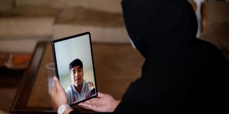 Iqra Anser, mahasiswa kedokteran, berbicara dengan saudaranya melalui media sosial saat menjalani 14 hari masa karantina mandiri setelah kembali dari Georgia, akibat wabah penyakit virus corona (COVID-19), di Manama, Bahrain, Kamis (11/6/2020). (REUTERS/HAMAD I MOHAMMED)