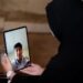 Iqra Anser, mahasiswa kedokteran, berbicara dengan saudaranya melalui media sosial saat menjalani 14 hari masa karantina mandiri setelah kembali dari Georgia, akibat wabah penyakit virus corona (COVID-19), di Manama, Bahrain, Kamis (11/6/2020). (REUTERS/HAMAD I MOHAMMED)
