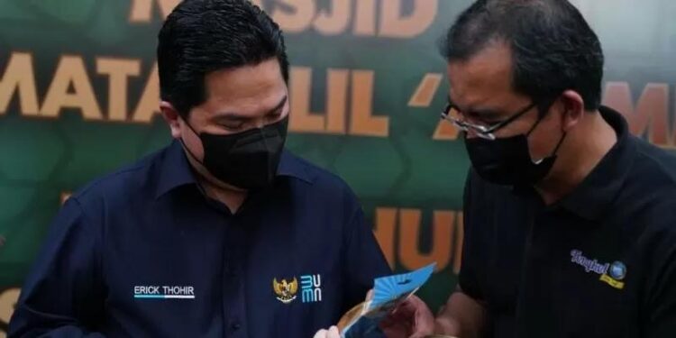 Menteri BUMN sekaligus Ketua Masyarakat Ekonomi Syariah Erick Thohir (kiri) saat berbincang-bincang dengan pelaku usaha saat meresmikan Halal Hub di Rest Area 72A, Tol Jakarta-Padalarang, Sabtu (28/8/2021). (MASAPNEWS/ANT/HO-Kementerian BUMN)