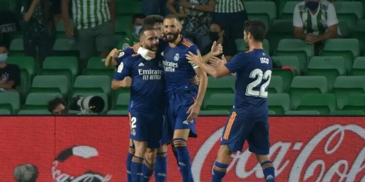 Bek kanan Real Madrid Dani Carvajal (kiri) melakukan selebrasi dengan rekan setimnya usai cetak gol ke gawang Real Betis dalam pertandingan Liga Spanyol pekan ke-3 di Benito Villamarin stadium, Sevilla, Spanyol pada 29 Agustus 2021. (MASAPNEWS/ANT/AFP/CRISTINA QUICLER)