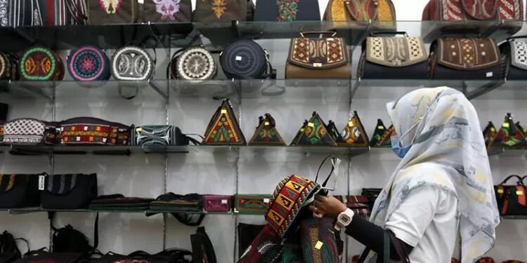Arsip foto - Pekerja menata hasil produksi kerajinan industri kecil dan menengah (IKM) yang dipasarkan di Banda Aceh, Selasa (19/1/2021). (MASAPNEWS/ANT/Irwansyah Putra/wsj)