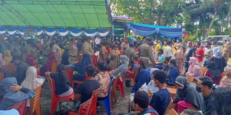 Kegiatan vaksinasi Partai NasDem hingga menimbulkan kerumunan ribuan warga di Sorong, Sabtu (21/8/2021). (MASAPNEWS/ANT/Ernes Broning Kakisina)