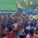Kegiatan vaksinasi Partai NasDem hingga menimbulkan kerumunan ribuan warga di Sorong, Sabtu (21/8/2021). (MASAPNEWS/ANT/Ernes Broning Kakisina)