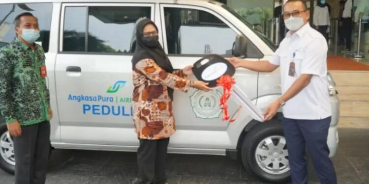 Penyerahan dua unit ambulans secara simbolis oleh Direktur Sumber Daya Manusia dan Umum PT Angkasa Pura I (Persero) M Arifin Firdaus kepada Ketua Yayasan Aisyia Al Whafa Siti Hania dan Ketua Yayasan Hidayaturrohman Bani Sidiq Jajang Suburijal di Kantor Pusat PT Angkasa Pura I (Persero), Kemayoran, Jakarta, pada Senin (30/8/2021). (MASAPNEWS/ANT/AP I)