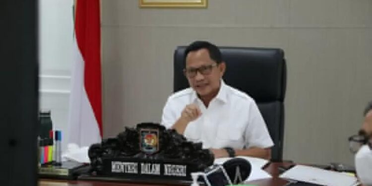 Menteri Dalam Negeri Tito Karnavian menyampaikan sambutan pada Peluncuran Buku Kajian Evaluatif Penanganan Pelanggaran Pilkada 2020 yang diselenggarakan Badan Pengawas Pemilu secara virtual, Kamis (26/8/2021). (Puspen Kemendagri)