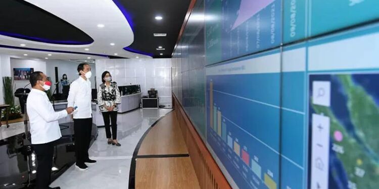 Presiden Joko Widodo didampingi Menteri Keuangan Sri Mulyania dan Menteri Investasi/Kepala BKPM Bahlil Lahadalia meresmikan peluncuran Online Single Submission (OSS) berbasis risiko dalam perizinan berusaha di Jakarta, Senin (9/8/2021). (MASAPNEWS/ANT/HO-Biro Pers Setpres)