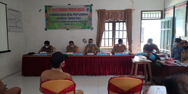 Foto // Kepala DPMD Kabupaten Gumas, Yulius (tengah) menyampaikan arahan saat Musrenbangdes Dahian Tambuk, Kecamatan Mihing Raya, Selasa (21/9/2021). (MASAPNEWS/GCM)