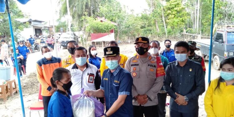 Bupati Gumas Jaya S Monong menyalurkan bantuan paket bahan pokok kepada warga Kelurahan Tampang Tumbang Anjir, Kecamatan Kurun, Kamis (9/9/2021). (Foto : Protokol Perjalanan Setda Gumas)