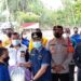 Bupati Gumas Jaya S Monong menyalurkan bantuan paket bahan pokok kepada warga Kelurahan Tampang Tumbang Anjir, Kecamatan Kurun, Kamis (9/9/2021). (Foto : Protokol Perjalanan Setda Gumas)