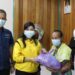 Bupati Gumas (kiri) Jaya S Monong mendampingi Ketua TP PKK Kabupaten Gumas Mimie Mariatie Jaya S Monong saat menyalurkan bantuan paket bahan pokok kepada warga Sarerangan dan Tumbang Pajangei, Kamis (9/10/2021). (Foto : Diskominfosantik Kabupaten Gumas)