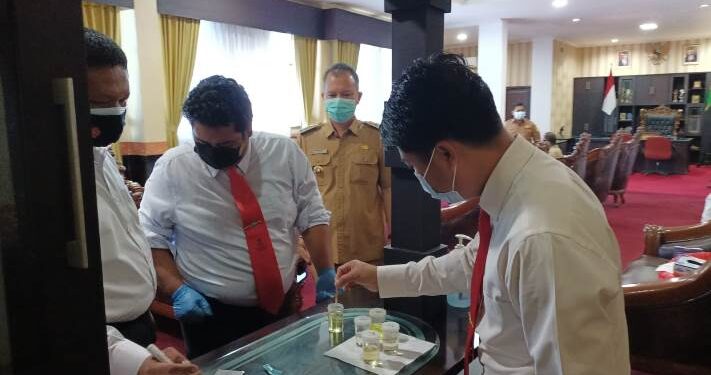 Bupati Gumas Jaya S Monong memantau pelaksanaan tes urine terhadap enam pejabat di lingkup pemkab setempat, di Kuala Kurun, Senin (6/9/2021). (Foto : Polres Gumas)