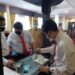 Bupati Gumas Jaya S Monong memantau pelaksanaan tes urine terhadap enam pejabat di lingkup pemkab setempat, di Kuala Kurun, Senin (6/9/2021). (Foto : Polres Gumas)