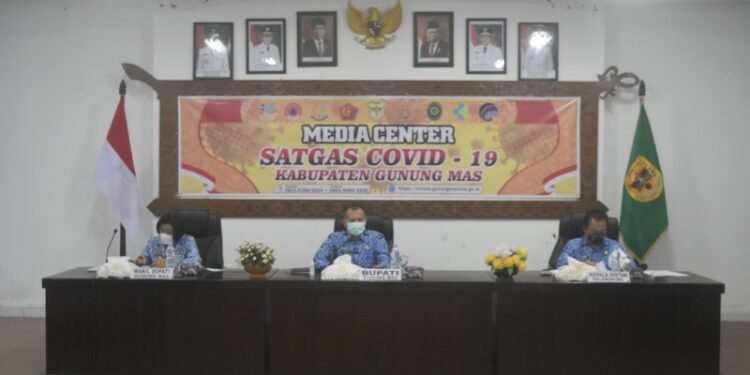 Bupati Gumas Jaya S Monong (tengah) didampingi Wabup Efrensia L.P Umbing (kiri) dan Kepala Distan Gumas Letus Guntur (kanan) saat memimpin rapat penentuan langkah upaya mendorong berkembangnya sektor pertanian di Kabupaten Gumas, Jumat (17/9/2021). (Foto : Diskominfosantik Kabupaten Gumas)