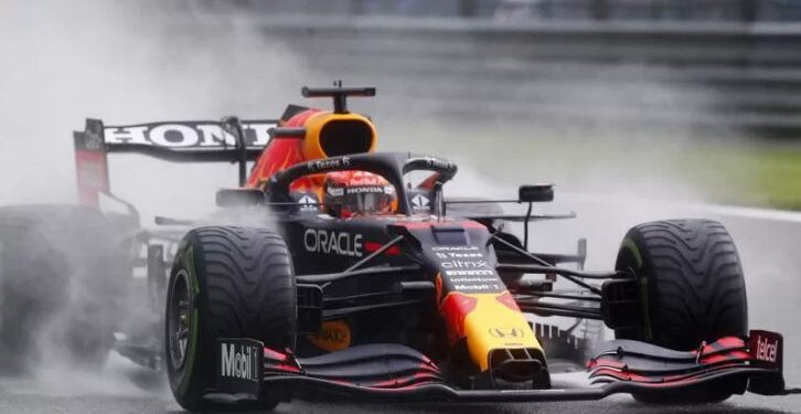 Pembalap Red Bull Max Verstappen melaju saat sesi kualifikasi balapan F1 GP Belgia di sirkuit Spa-Francorchamps, (28/8/21). Max Verstappen berhasil merebut pole position pada sesi kualifikasi tersebut. ANT FOTO/REUTERS/Johanna Geron/aww.