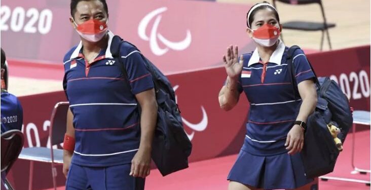 Leani Ratri Oktila/Hary Susanto melambaikan tangan setelah memenangi laga final para-bulutangkis nomor ganda campuran SL3-SU5 di Yoyogi National Stadium, Tokyo, Jepang, Minggu (5/9/2021). ANT/HO-NPC Indonesia.