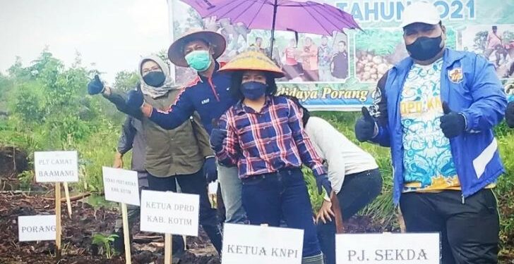 Ketua DPRD Kabupaten Kotawaringin Timur, Rinie ikut menanam perdana saat peresmian Kebun Pemuda yang dikelola KNPI setempat, Sabtu (4/9/2021). ANT/IST/Norjani