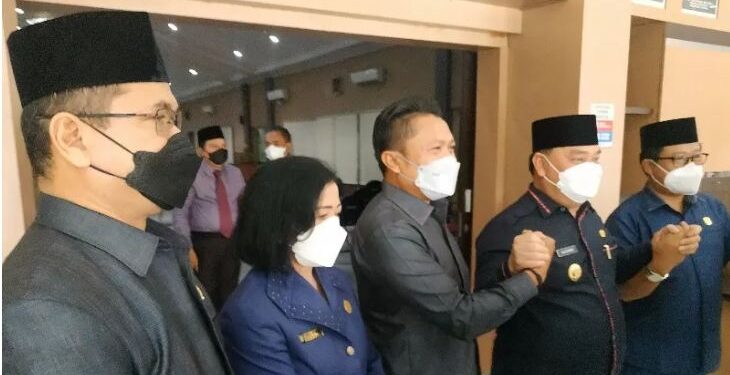 Ketua Fraksi PAN Dadang Siswanto serta dua anggota fraksinya yaitu Hairis Salamad dan Ardiansyah, berfoto bersama Bupati Halikinnor dan Ketua DPRD Rinie usai menyampaikan dukungan terbuka Fraksi PAN terhadap upaya pemerintah kabupaten dalam menangani pandemi COVID-19, Senin (6/9/2021). ANT/IST/Norjani