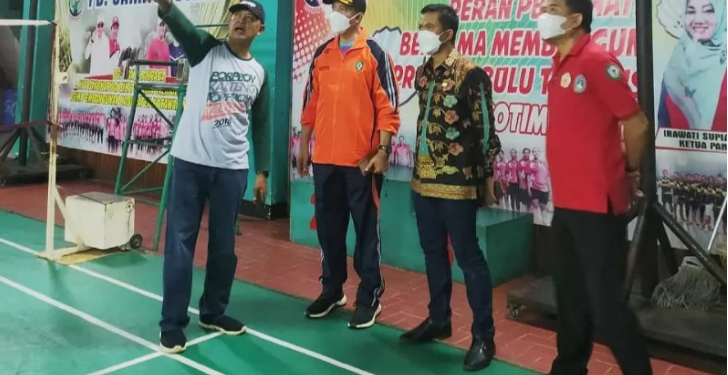 Anggota Komisi III DPRD Kotawaringin Timur Riskon Fabiansyah (pakai batik) bersama Kepala Dispora Wim RK Benung meninjau fasilitas olahraga dalam rangka persiapan Porprov 2023, Jumat (24/9/2021). ANT/IST