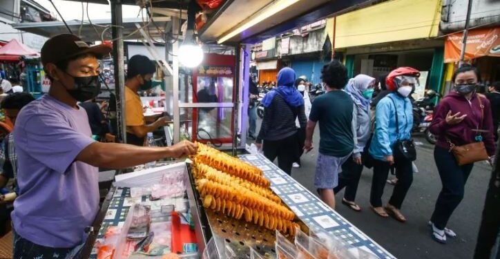 Dokumentasi-Pedagang menunggu pembeli di kawasan wisata kuliner Pasar Lama, Tangerang, Banten, Senin (6/9/2021). Pemerintah memutuskan kembali melanjutkan status PPKM di Pulau Jawa-Bali sejak Selasa (7/9) hingga Senin 13 September 2021. ANT FOTO/Rivan Awal Lingga/foc.